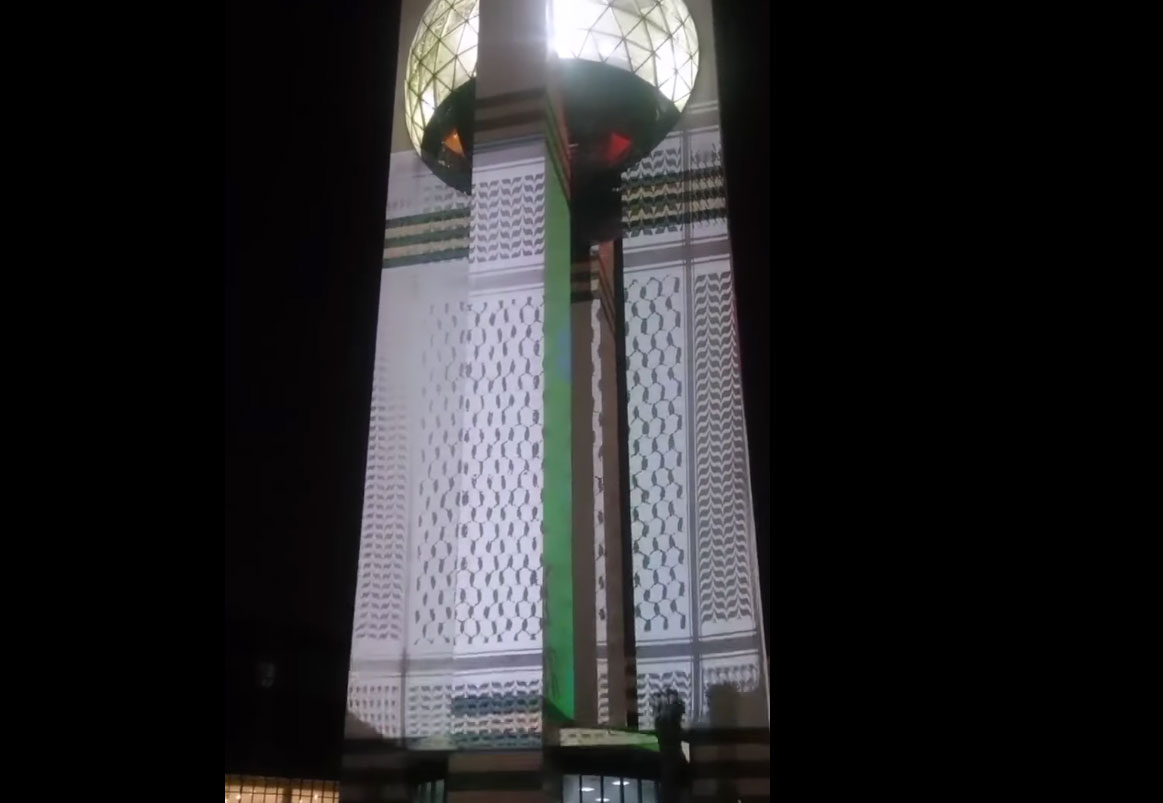 بالفيديو/ برج مدينة الثقافة يتوشح بالكوفية الفلسطينية