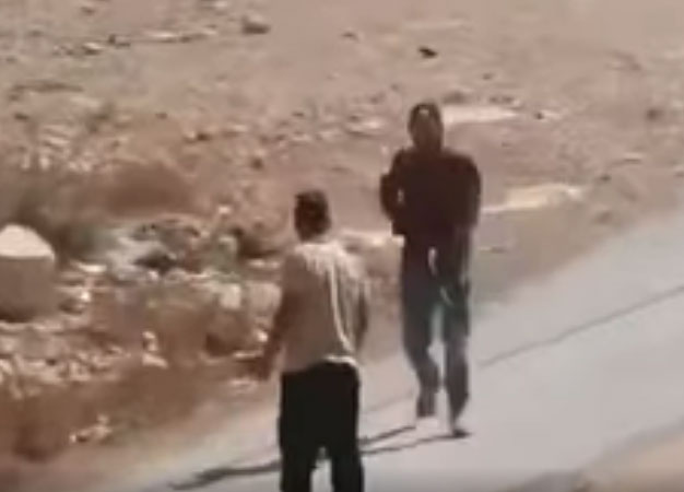 مستوطق يطلق النار على فلسطيني