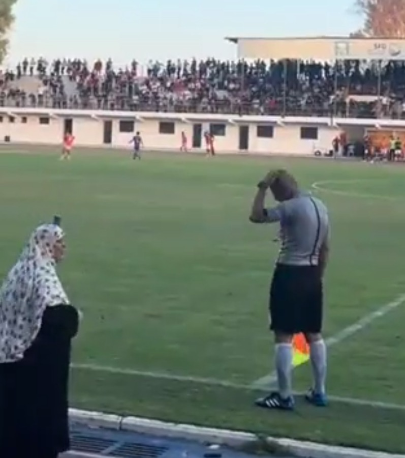 مسنة فلسطينية تقتحم الملعب وتحتج على قرارات الحكم