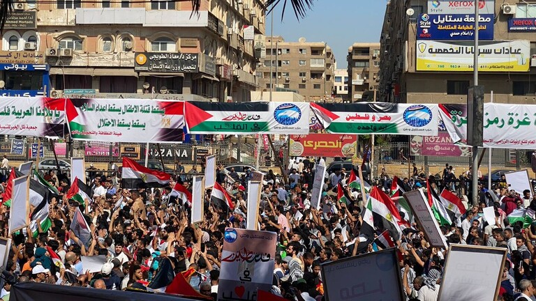 “افتحوا لنا الحدود”.. مظاهرات مصرية حاشدة (فيديو)