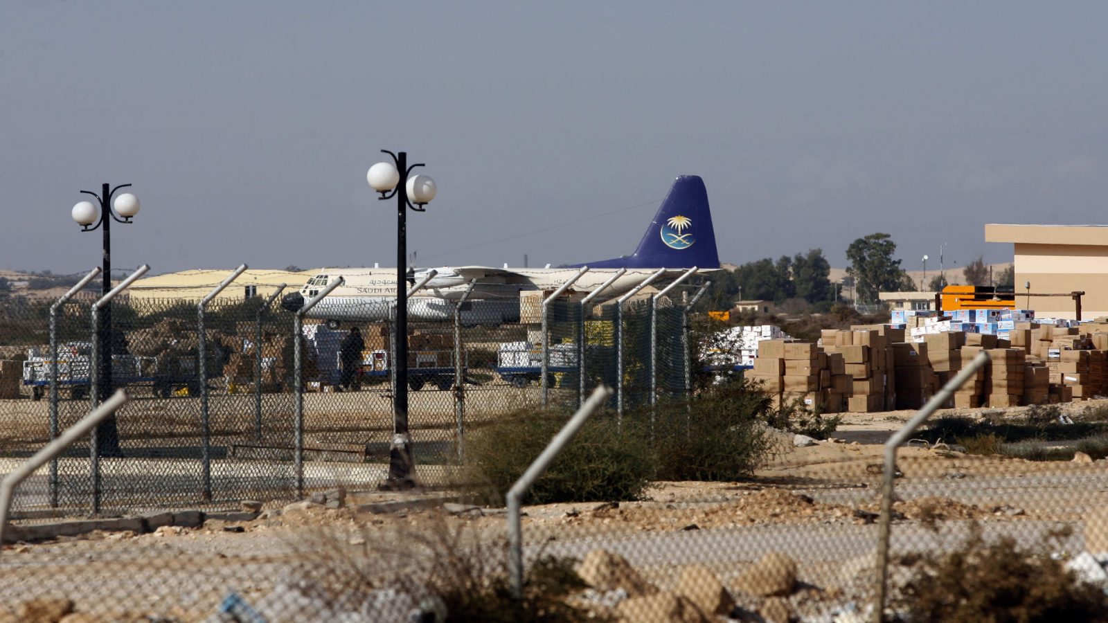 مصر/ على الدول الراغبة في إغاثة غزة توجيه المساعدات إلى مطار العريش