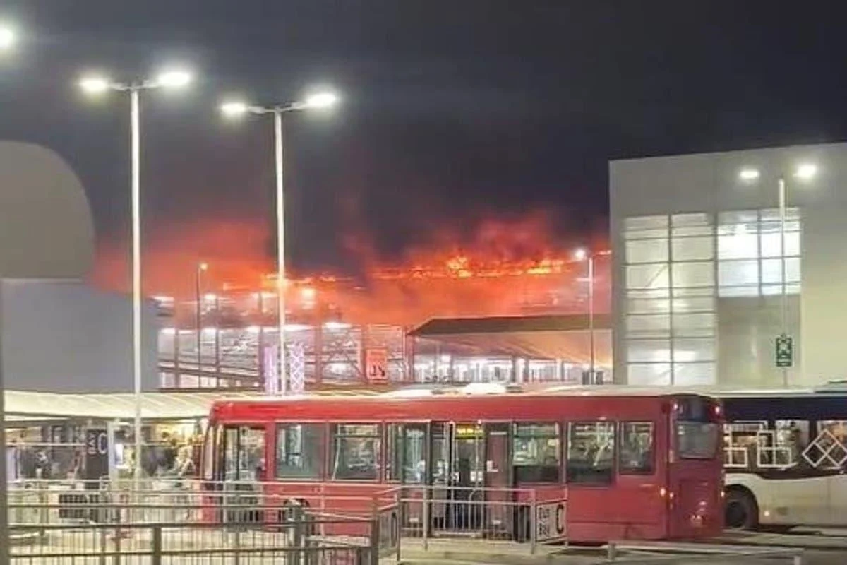 شاهد/ حريق ضخم في مطار لوتون بلندن