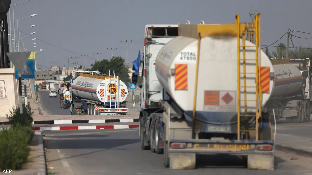 أولى الشاحنات المحّملة بالوقود تدخل غزة