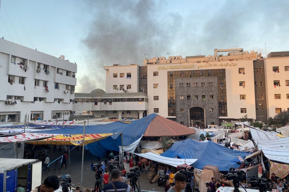 بعد انذار الاحتلال.. بداية مغادرة الاطباء والمرضى مجمع الشفاء نحو الجنوب