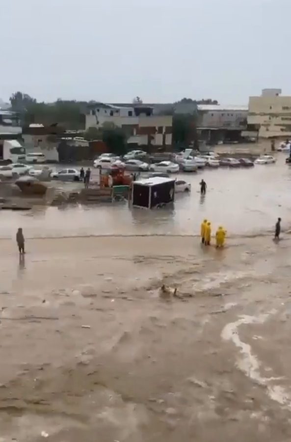 سيول في السعودية.. الأمطار تجرف السيارات على طريق مكة