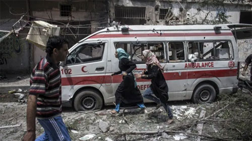 الاحتلال يدمّر 12 سيارة إسعاف ويقصف مجمع الشفاء