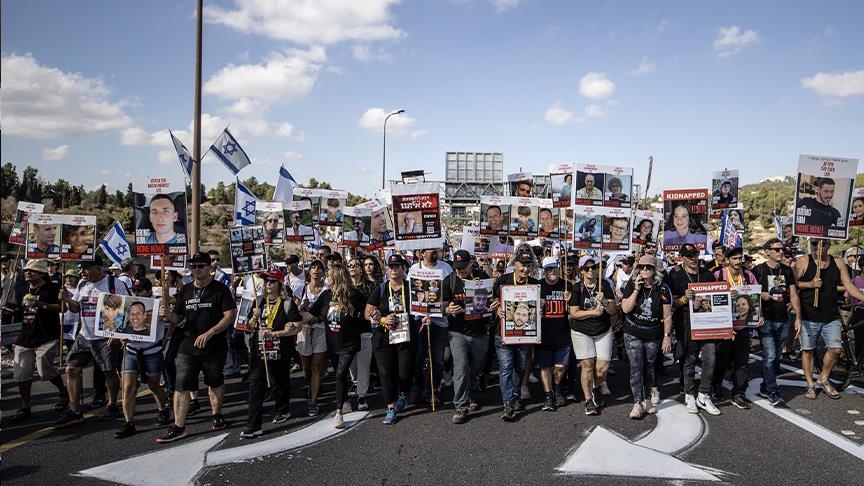 أهالي الأسرى الإسرائيليين في مسيرة تتجه نحو مكتب نتنياهو