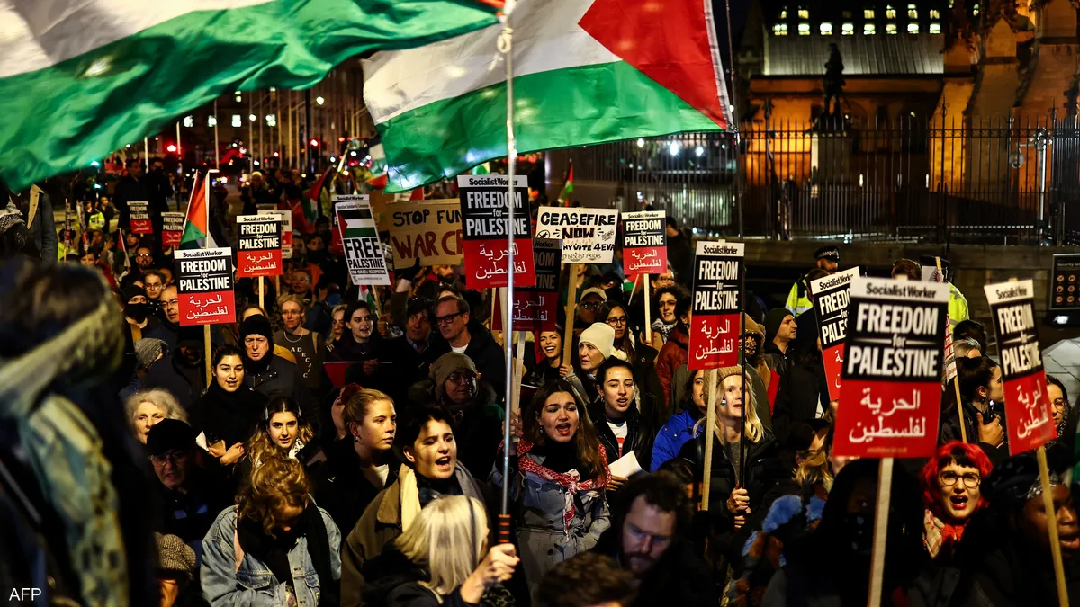 بريطانيا.. البرلمان يصوّت ضد وقف النار بغزة واحتجاجات خارجه