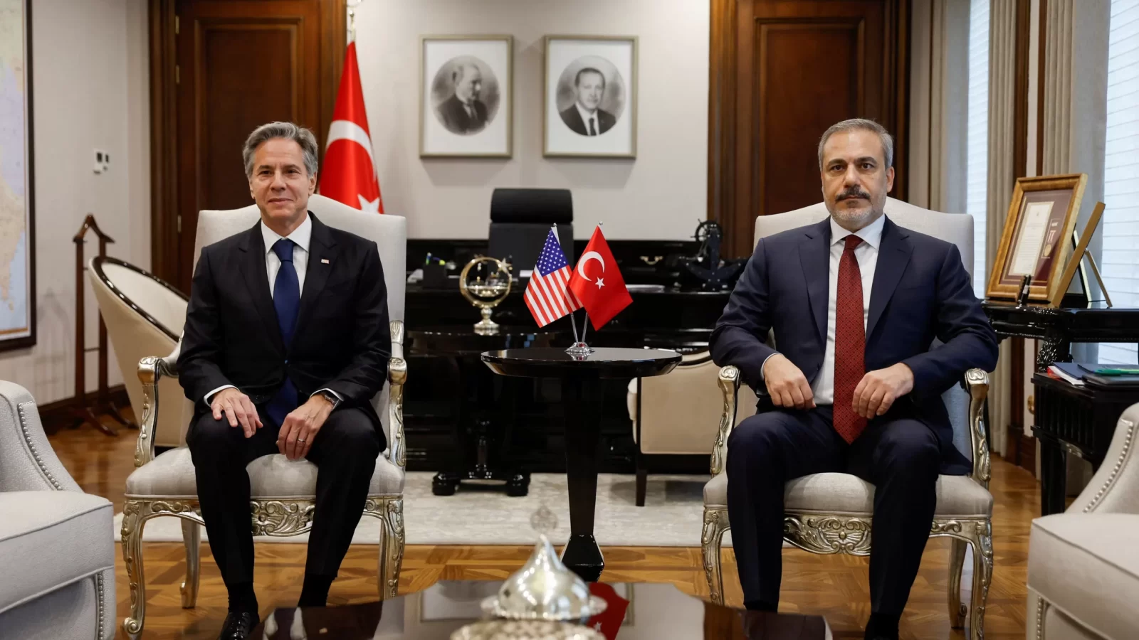 صحيفة تركية تكشف: لهذا السبب لماذا رفض وزير خارجية تركيا معانقة بلينكن؟