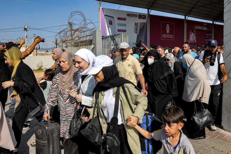 أول دفعة من حملة الجنسيات الأجنبية تعبر من غزة إلى مصر