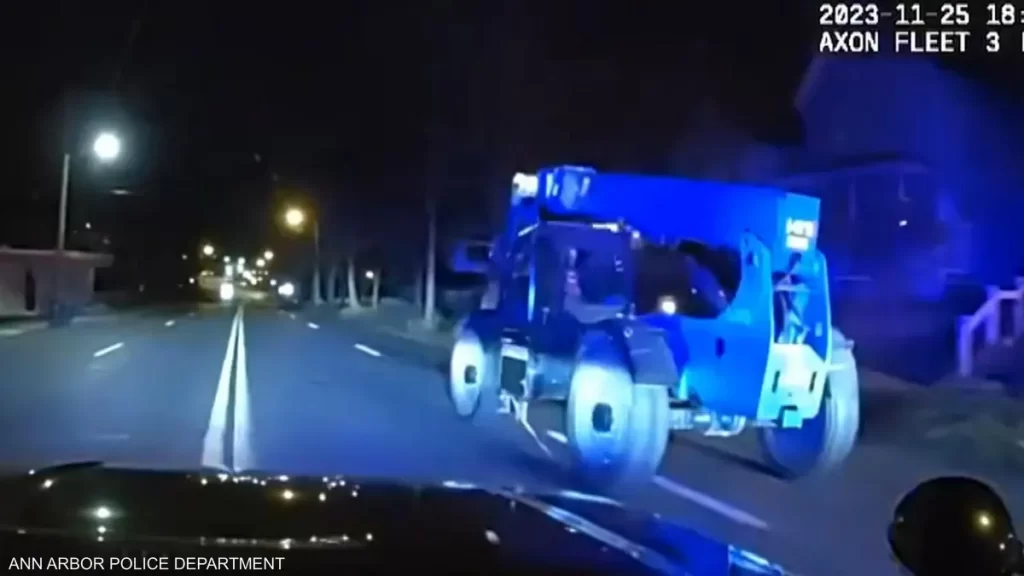 فيديو لمطاردة طفل يقود شاحنة مسروقة.
