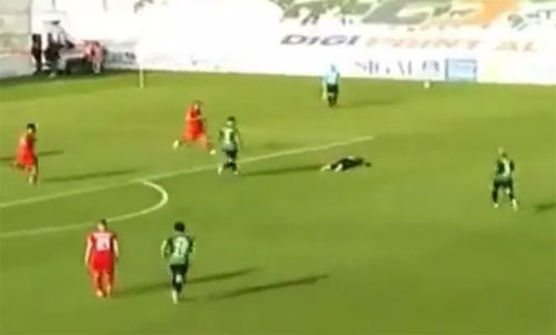 شاهد/ وفاة لاعب منتخب غانا على أرض الملعب (فيديو)