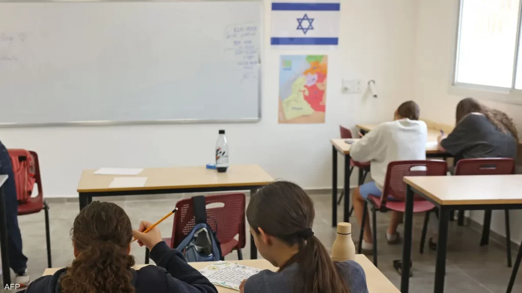 أمركيا.. مدرس يُهدد طالبة اعترضت على علم إسرائيل بقطع رأسها