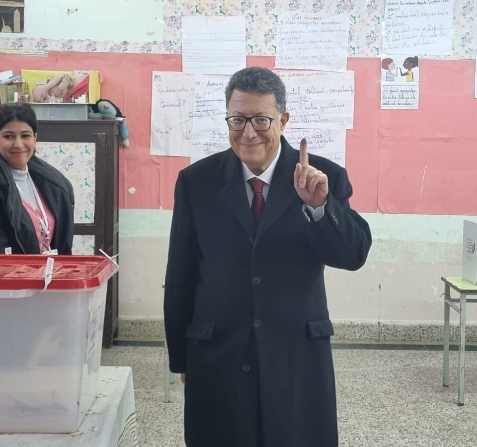 الانتخابات المحلية.. رئيس البرلمان يُدلي بصوته (صور)