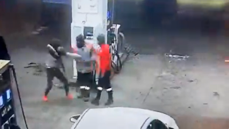بالفيديو/ سطو مسلح على محطة بنزين