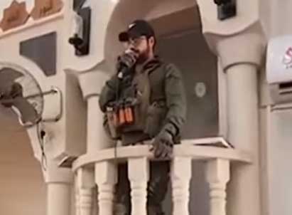 شاهد/ جندي إسرا\ئيلي يعتلي منبر أحد المساجد بغـ..زة (فيديو)
