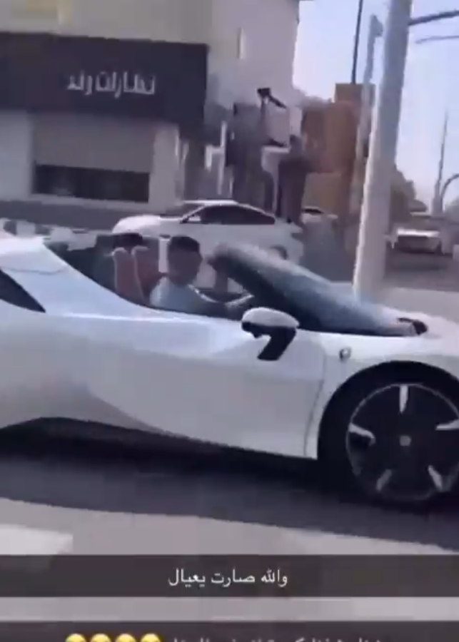 دون حراسة/ شاهد رونالدو يتجول بسيارته الفارهة في الرياض