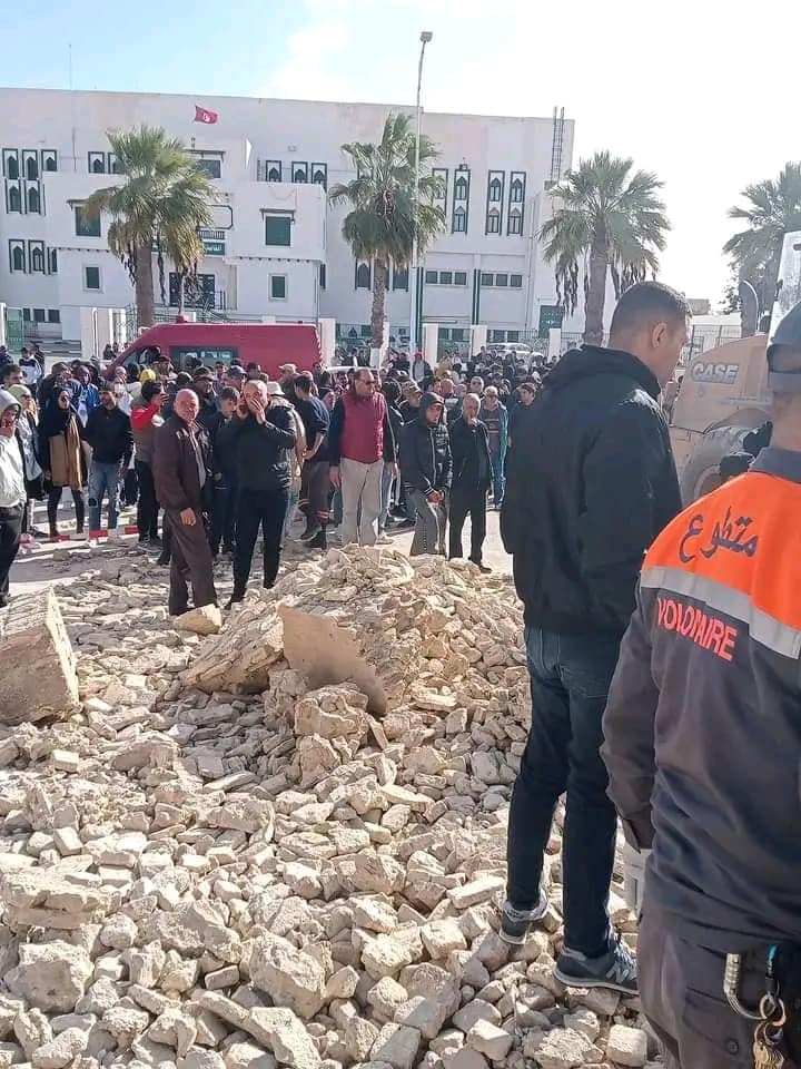 شاهد فيديو انهيار جزء من سور مدينة القيروان