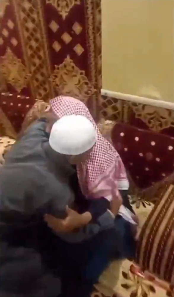 شاهد لحظة لقاء رجل بكفيله