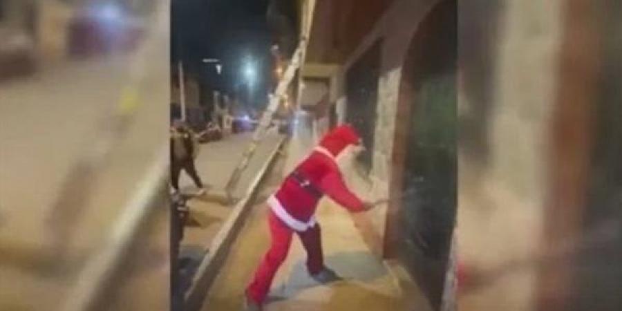 شاهد/ شرطي يتنكر بزي “سانتا كلوز” للقبض على تجار مخدرات