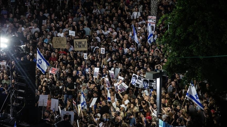 عائلات المحتجزين الإسرائيليين يتظاهرون ويطالبون بصفقة تبادل جديدة