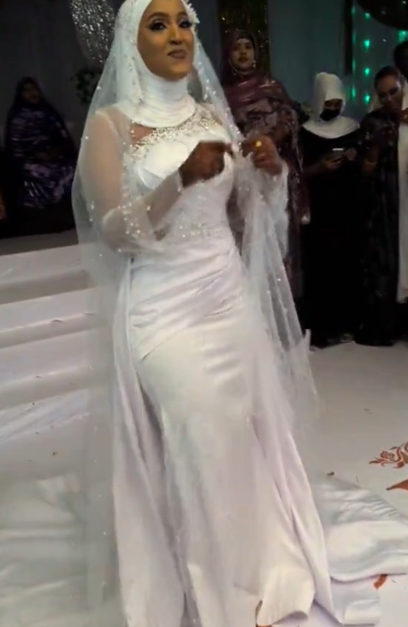 عروس محجبة بفستان غريب تثير الجدل في السودان