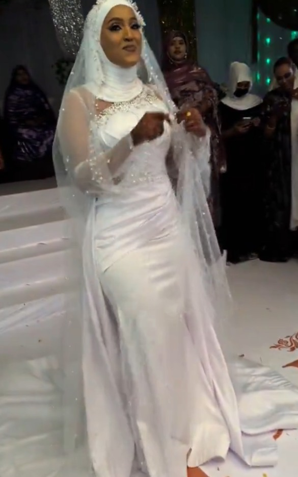 عروس محجبة بفستان غريب تثير الجدل في السودان