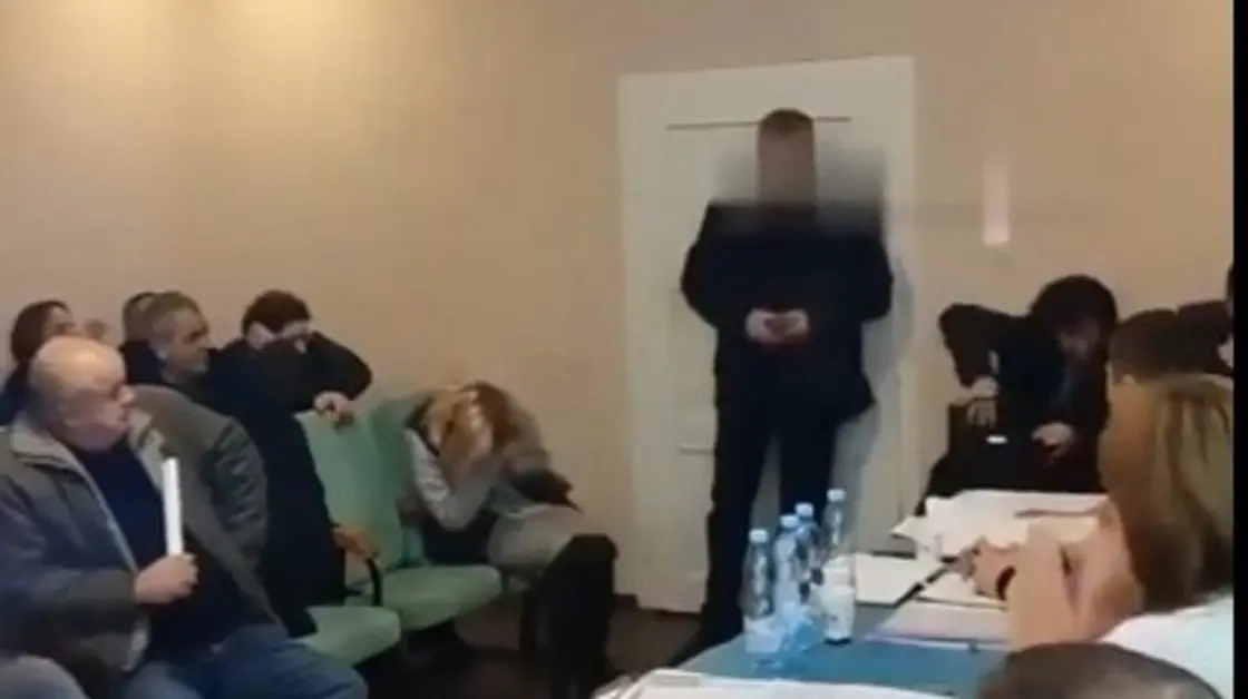 أوكرانيا/ عضو مجلس بلدي يفجر3 قنابل يدوية أثناء اجتماع