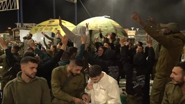 فيديو.. جنود إ.سرائيليون يحتفلون بقرار انسحابهم من غـ.ز.ة بالأغاني والأهازيج