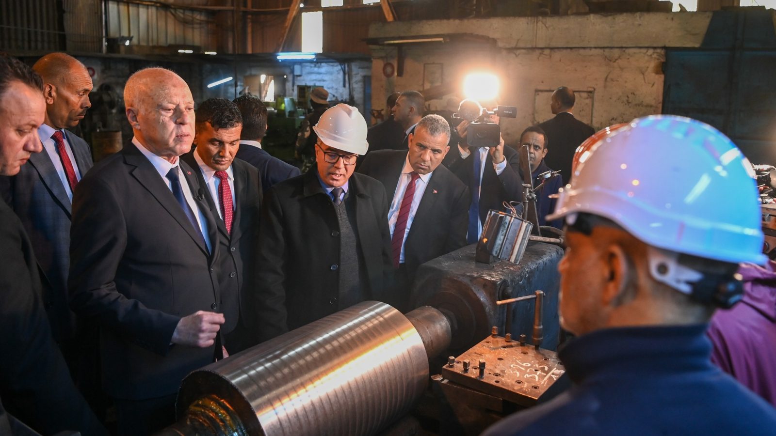 بالصور/ زيارة رئيس الدولة إلى مصنع الفولاذ