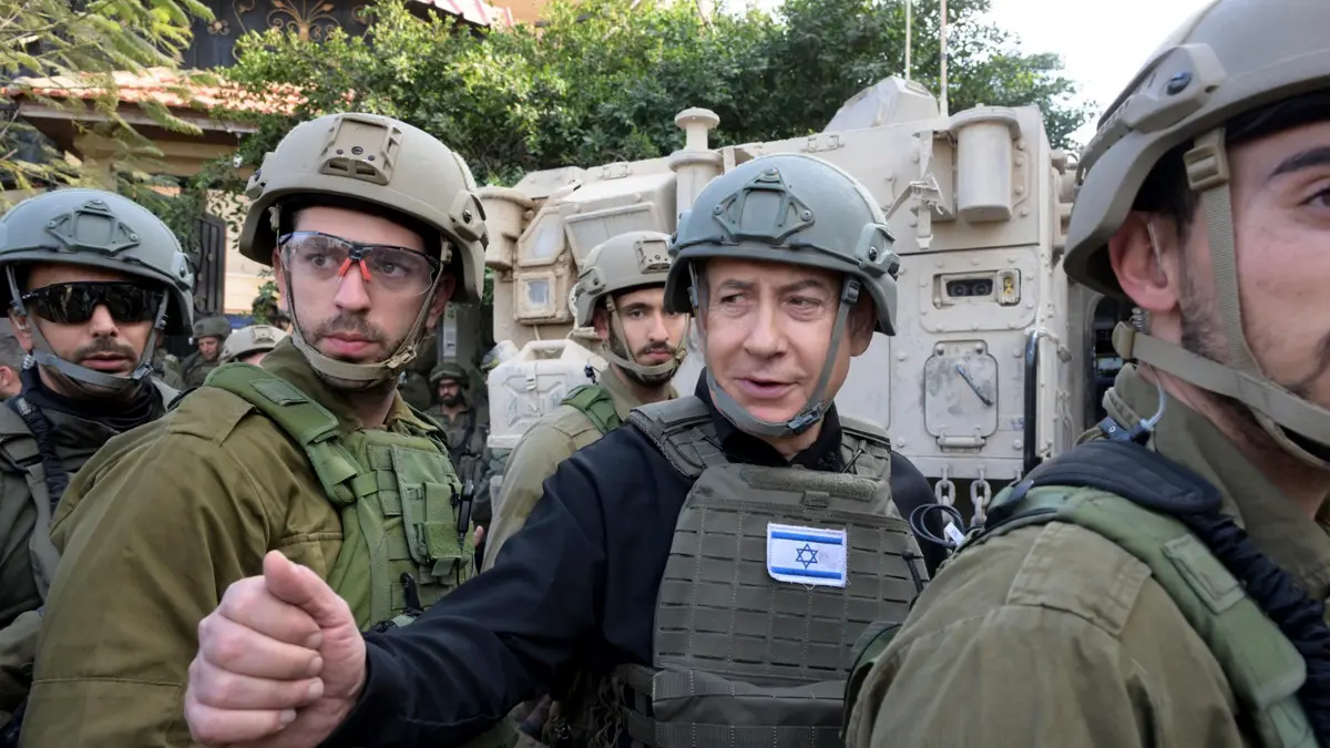 له صورة مع نتنياهو/ إسرائيلي ينتحل صفة جندي ليسرق الذخيرة