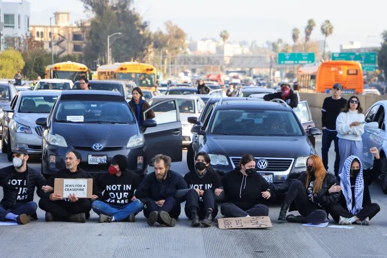 متظاهرون يهود يغلقون الطريق في لوس أنجلوس ويطالبون بوقف الحرب بغزة