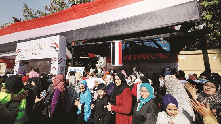 مصري يطلق زوجته أمام لجنة الانتخابات الرئاسية والسبب غريب