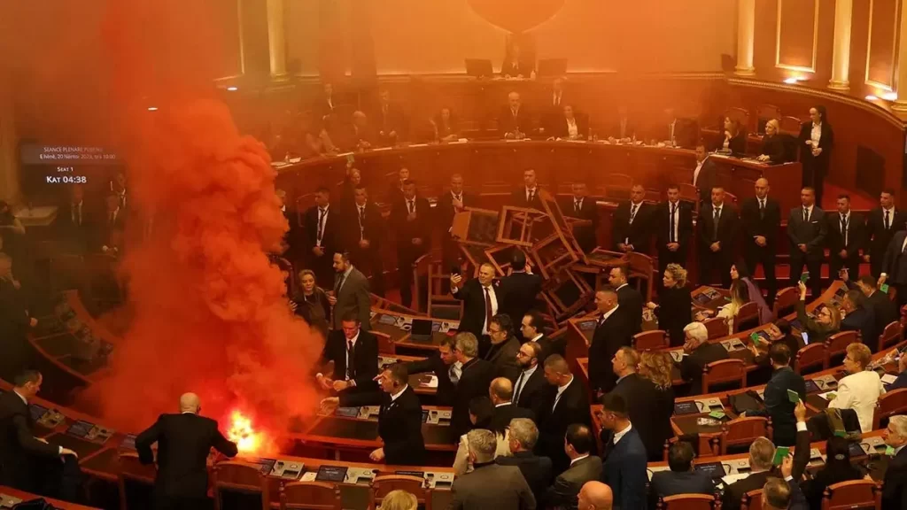 نائب يطلق قنبلة دخان ويشعل النيران داخل البرلمان الألباني