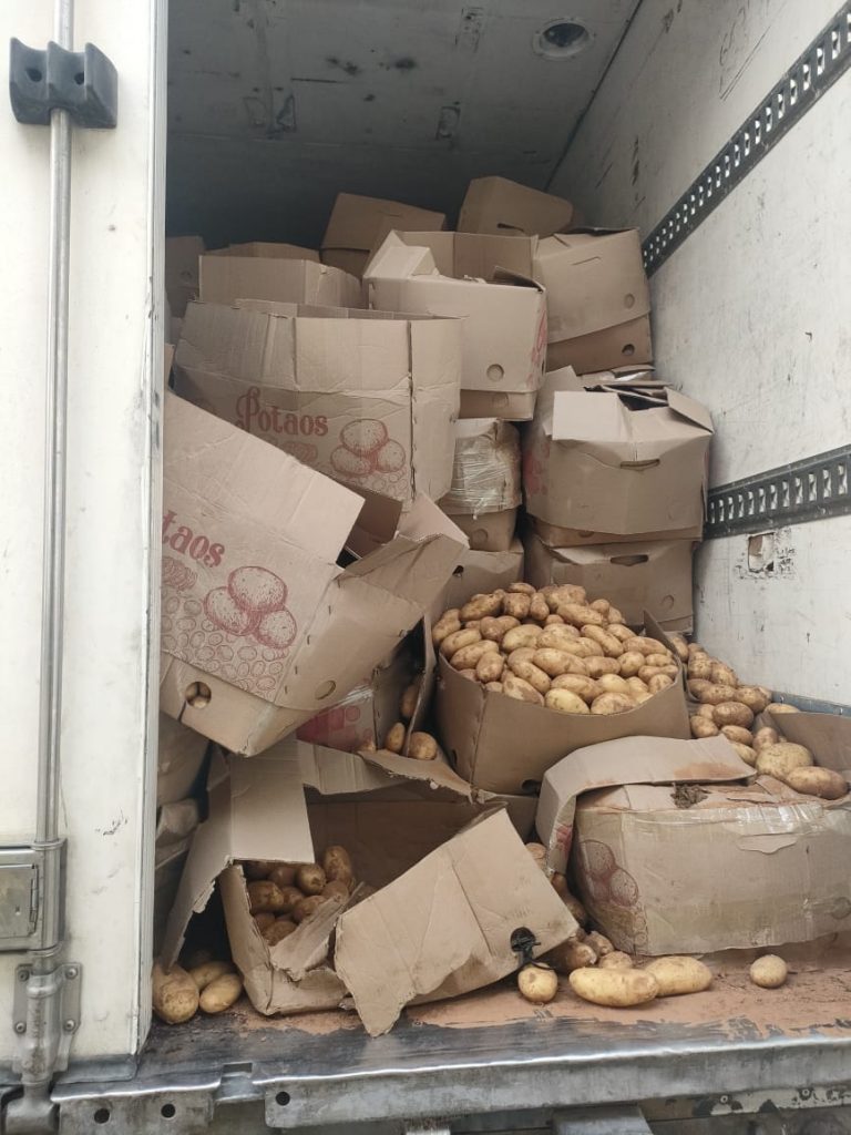 أطنان من البطاطا على متن شاحنة تحمل ترقيما منجميا أجنبيا !