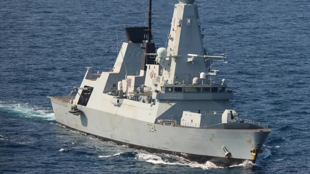بريطانيا.. صاروخ أصاب سفينة قبالة سواحل اليمن