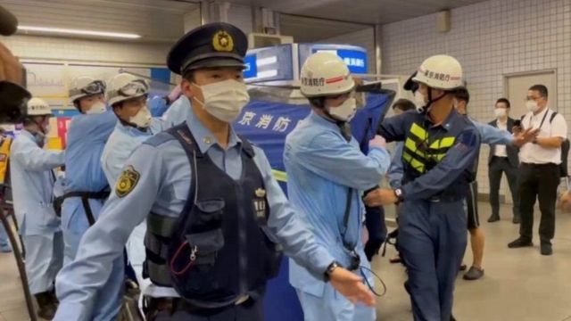 بعد الزلازل والحرائق.. حادث طعن مروع داخل قطار في اليابان