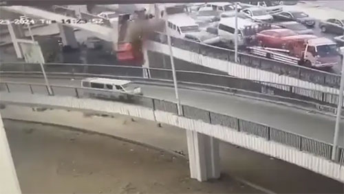 حادث مروع/ شاحنة تتسبب في سقوط سيارات من فوق جسر (فيديو)