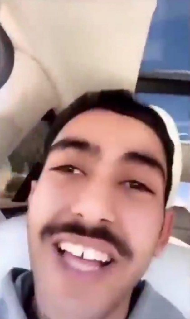 سعودي يوثّق تعمده صدم سائق دراجة