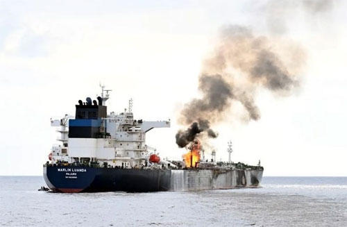 بالصور/ تضرر سفينة بريطانية إثر هجوم حوثي