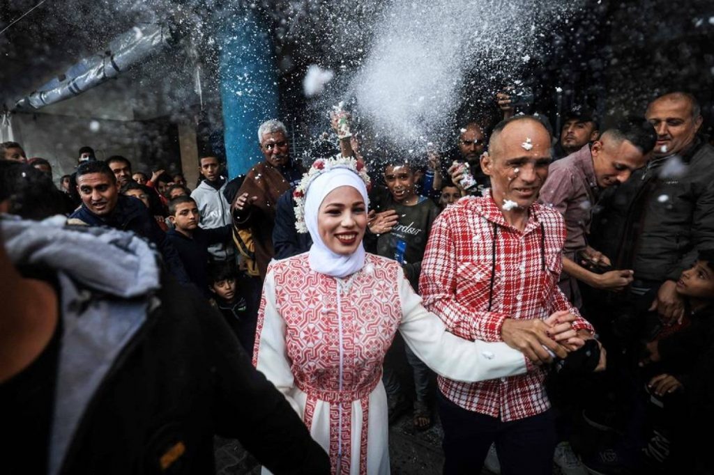 شاهد.. زفاف فوق أنقاض غزة ورغم آلام شعبها (صور)