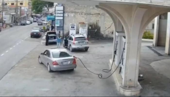 شاهد/ عاقبة سهو مواطن على نزع خرطوم البنزين من سيارته