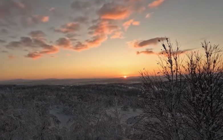 بعد ليلة قطبية بـ40 يوماً/ سكان مدينة روسية يستقبلون شروق الشمس (فيديو)