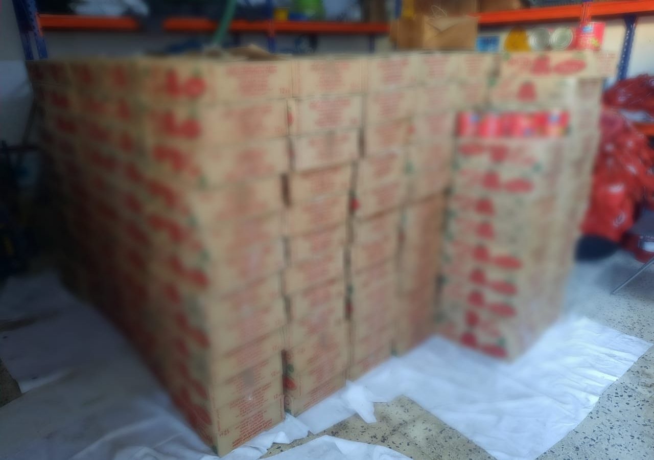 طبلبة/ حجز 5 آلاف علبة طماطم منتهية الصلوحية