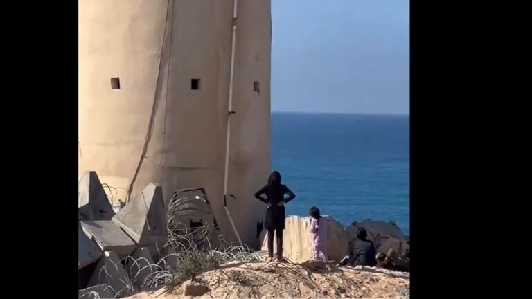“بدي بسكوت .. جوعانة”..فيديو لفتاة فلسطينية مع جندي مصري على الحدود يشعل مواقع التواصل