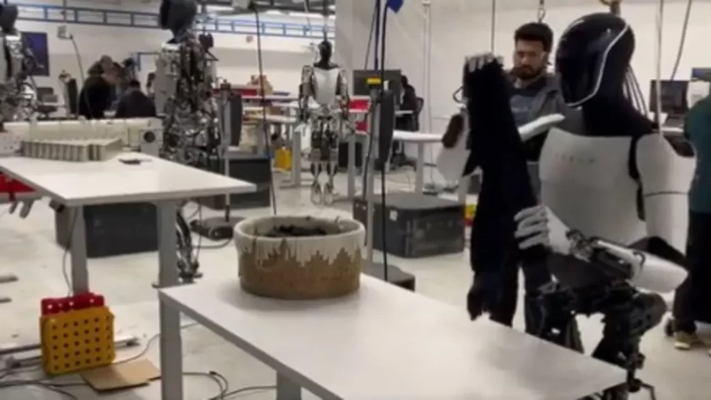 فيديو.. روبوت إيلون ماسك يطوي الملابس