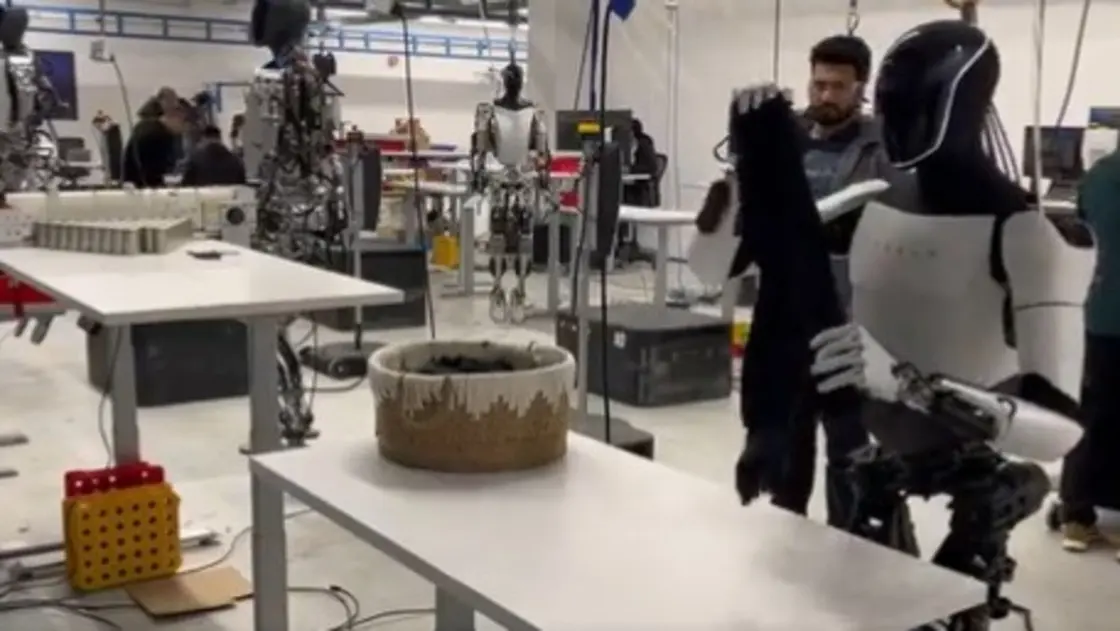 فيديو/ روبوت إيلون ماسك يطوي الملابس