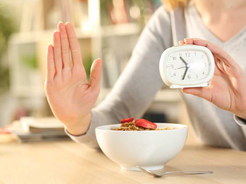 كل ساعة تأخير لموعد وجباتك تزيد خطر إصابة القلب والدماغ بنسبة 6%