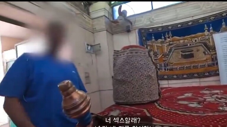 مصر/ ما حقيقة فيديو محاولة اغتصاب سائح داخل ضريح إسلامي!
