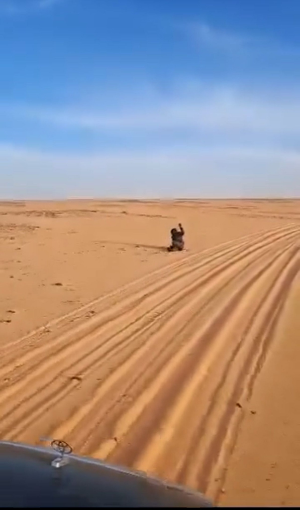 ممددون في الصحراء ينتظرون الموت.. ليبيون ينقذون 3 سودانيين